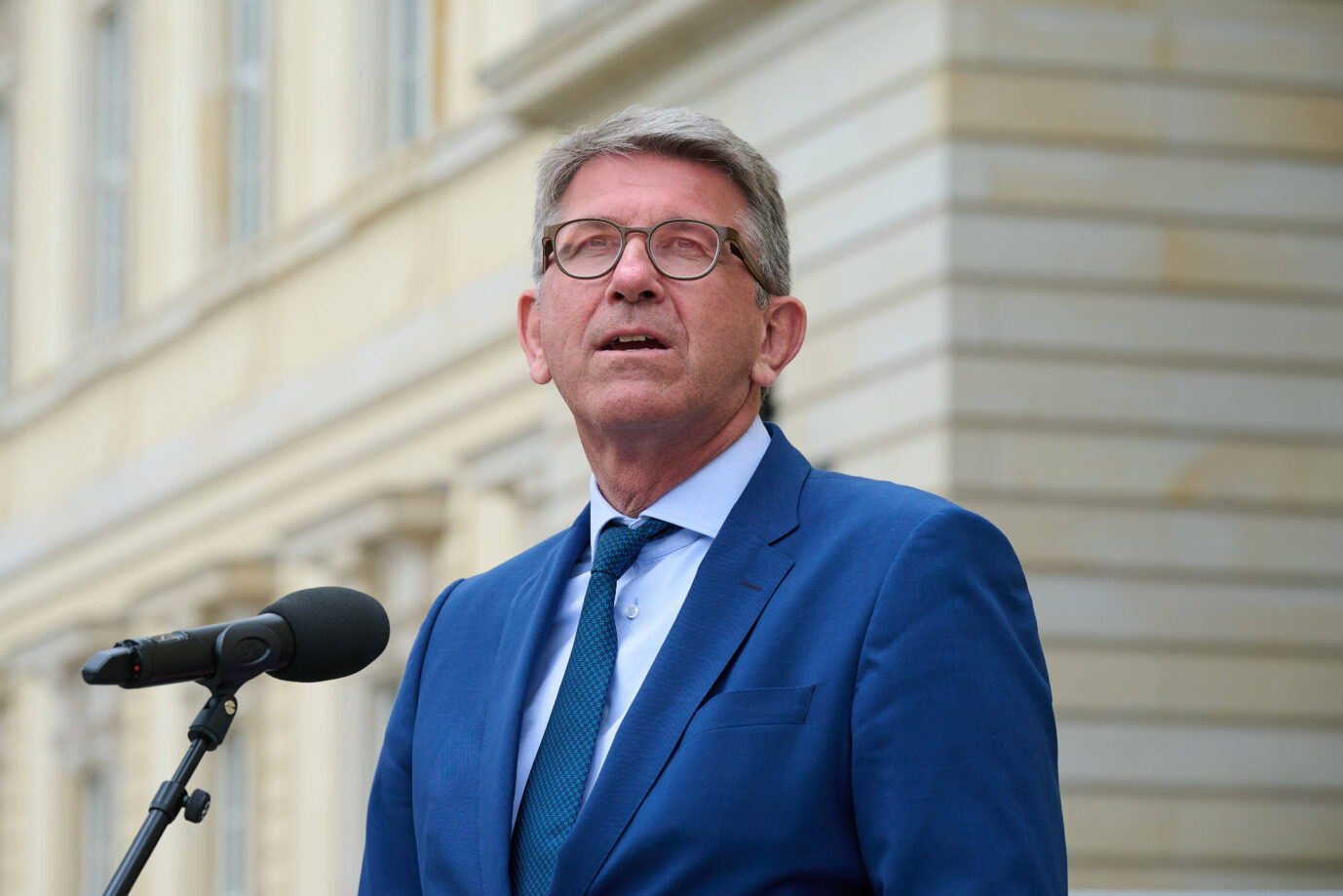 News Bilder des Tages Kulturstaatsminister Wolfram Weimer parteilos, am 10.06.2025 in Berlin. Als Staatsminister traegt Wolfram Weimer die Verantwortung fuer Kultur und Medien in der Bundesregierung. Er ist zudem Leiter einer obersten Bundesbehoerde mit rund 470 Mitarbeiterinnen und Mitarbeitern. Der promovierte Historiker, Verleger und Publizist ist parteilos und bringt langjaehrige Erfahrung im Medienbereich mit. EDITORIAL USE ONLY *** Minister of State for Culture Wolfram Weimer, independent , on 10 06 2025 in Berlin As Minister of State, Wolfram Weimer is responsible for culture and media in the federal government He is also head of a supreme federal authority with around 470 employees The historian, publisher and journalist with a doctorate is independent Copyright: epd-bild/ChristianxDitsch D25D0610Stadtschloss141256
