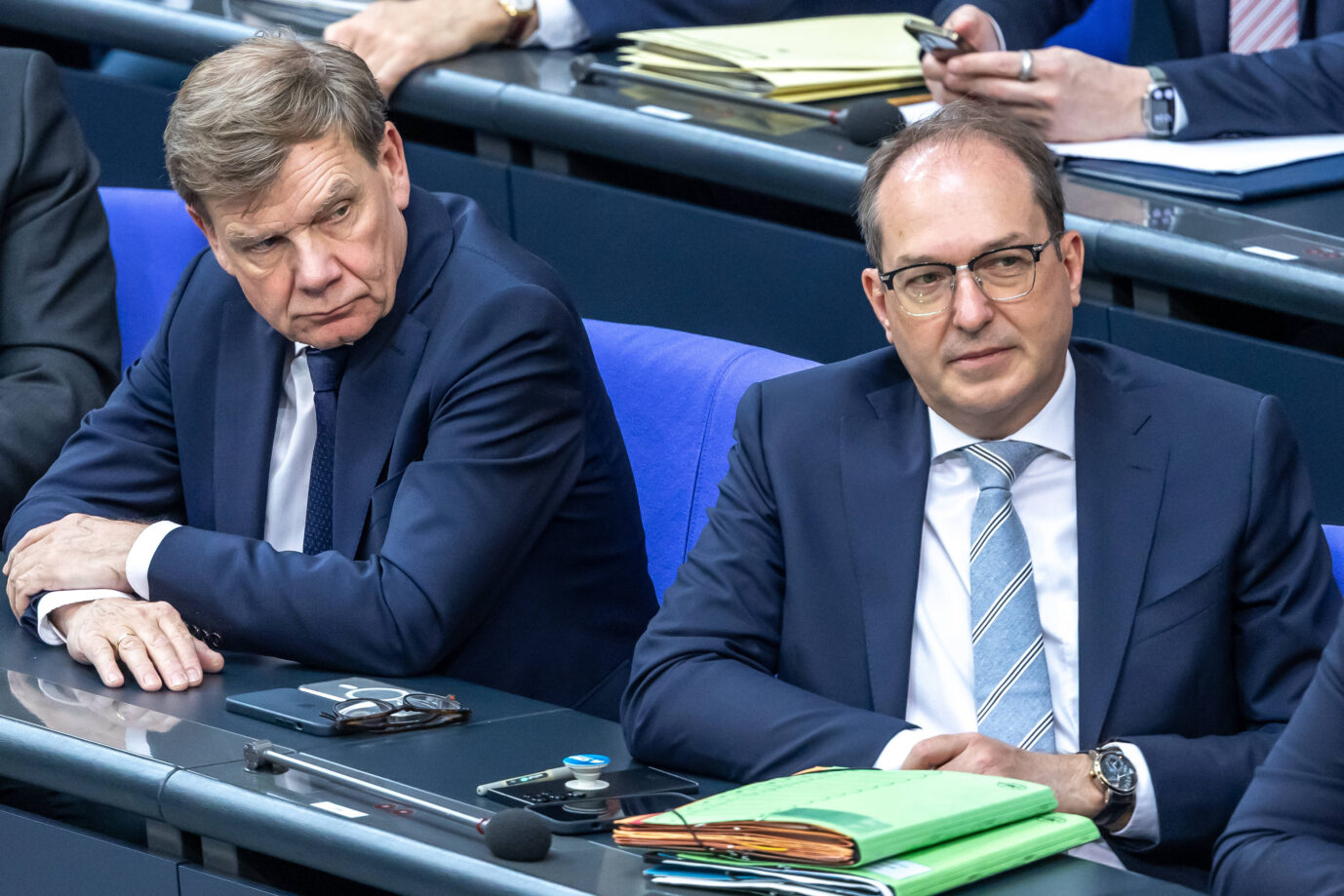 Befragung der Bundesregierung im Bundestag Bundesaussenminister Johann Wadephul CDU und Bundesinnenminister Alexander Dobrindt CSU bei der 12. Plenarsitzung im Deutschen Bundestag am 24.06.25 in Berlin. Berlin Berlin Deutschland Bundestag *** Questioning of the Federal Government in the Bundestag Federal Foreign Minister Johann Wadephul CDU and Federal Interior Minister Alexander Dobrindt CSU at the 12th plenary session of the German Bundestag on 24 06 25 in Berlin Berlin Berlin Germany Bundestag