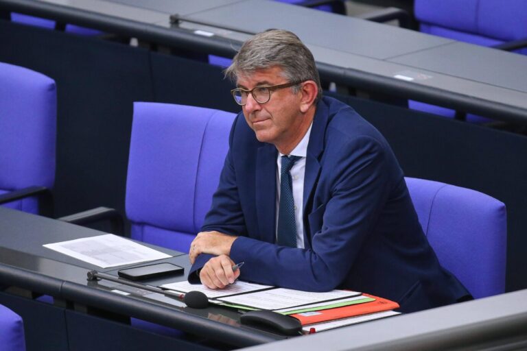 Kulturstaatsminister Wolfram Weimer (parteilos) im Bundestag: Er fordert verständliche Sprache in allen öffentlichen Einrichtungen. Foto: IMAGO / dts Nachrichtenagentur