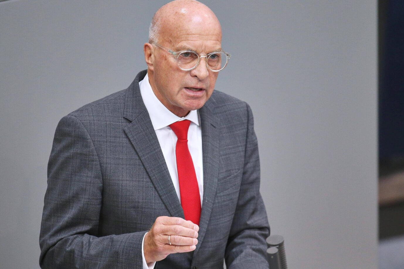 Der verteidigungspolitische Sprecher der AfD, Rüdiger Lucassen, trägt ein graues Sakko sowie eine rote Krawatte und gestikuliert mit den Händen – vielleicht regt er sich gerade über die Umbenennung der Hindenburg-Kaserne auf.