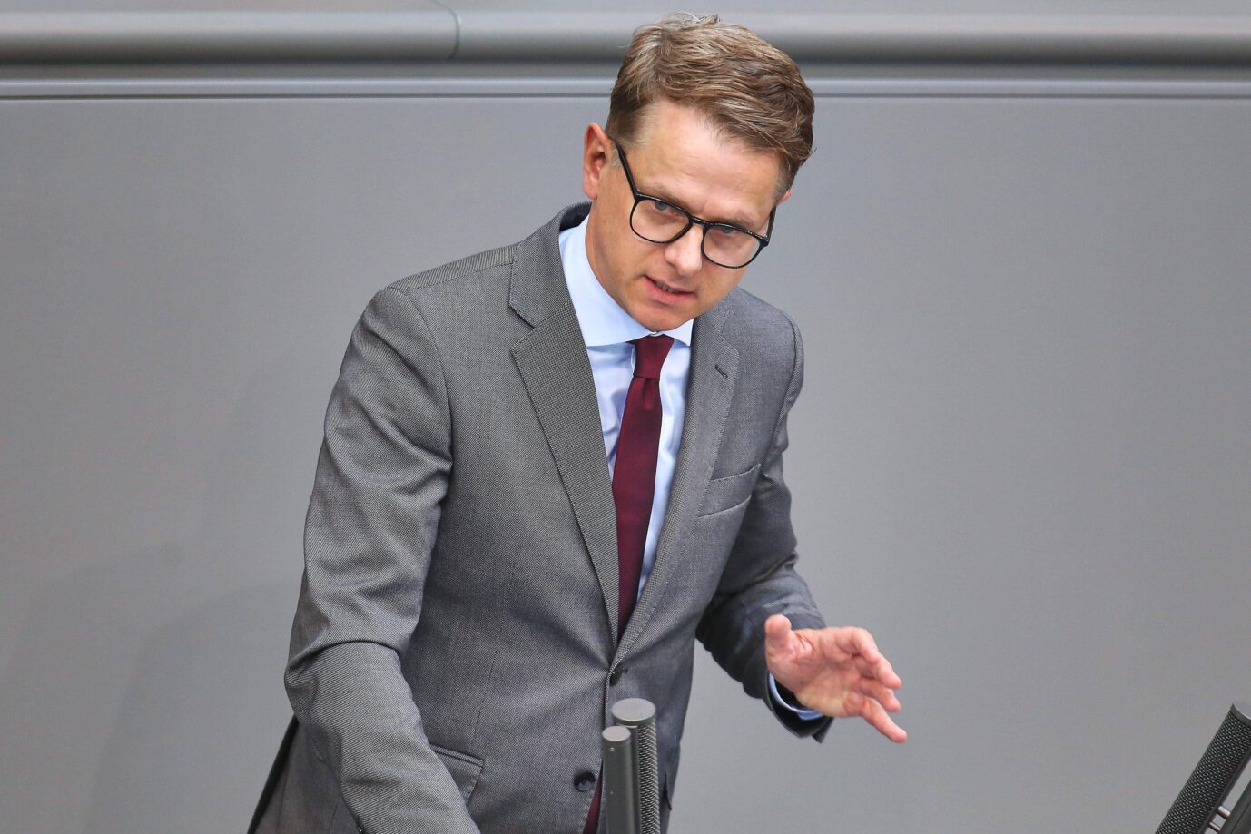 CDU-Generalsekretär Carsten Linnemann trägt ein graues Sakko und gestikuliert mit den Händen – er will weniger Verbeamtungen, damit es mit der Rente klappt