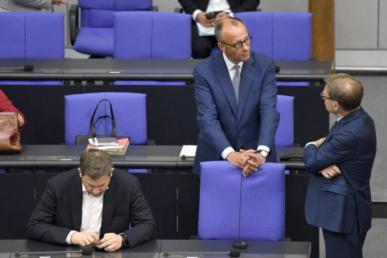 Lars Klingbeil, Friedrich Merz und Johann Wadephul in der 19. Sitzung des 21. Deutschen Bundestages im Reichstagsgebäude: Regierung im Austausch während der Plenarsitzung. Berlin, 11. Juli 2025. Friedrich Merz (CDU) mit Johann Wadephul (CDU) und Lars Klingbeil (SPD) im Bundestag: Regierung weist Aufarbeitung der Vertreibung zurück. Foto: IMAGO / Future Image