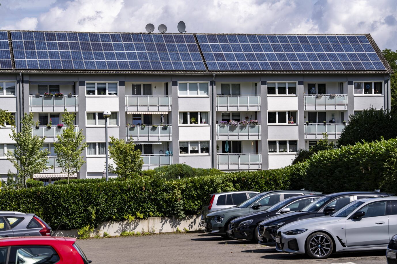 Mietwohnungen, Mehrfamilienhaus, Energietisch renoviert, mit Solardach, Essen, NRW, Deutschland, Solardach. Strompreise werden aktuell viel diskutiert. *** Rental apartments, multi-family house, energy table renovated, with solar roof, Essen, NRW, Germany, solar roof