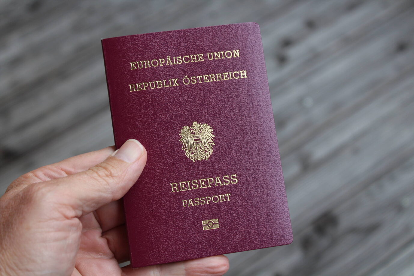 Ein Paß mit X. In den USA ist das nix. Der Österreicher Emil freut sich trotzdem. Symbolbild: IMAGO / SKATA