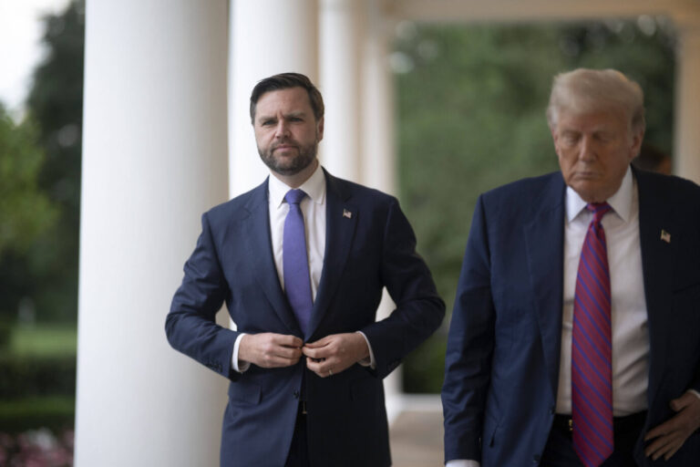 US-Vizepräsident J.D. Vance und US-Präsident Donald Trump tragen Anzüge und laufen durch den Außenbereich des Weißen Hauses – beide weiten nun den Kulturkampf auf amerikanische Museen aus