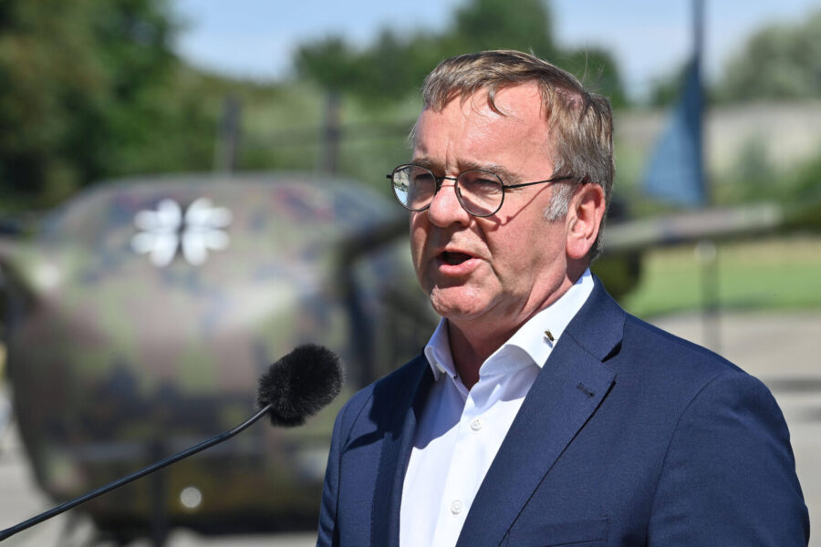 Verteidigungsminister Boris Pistorius besucht das Innovationslabor in Erding am 22.07.2025 Pressestatement.Im Hintergrund steht eine Avilus Grille,Drohne fuer den Verwundeten Transport. Sein geplantes Wehrpflichtsgesetz könnte am Widerstand der CDU scheitern.*** Defense Minister Boris Pistorius visits the innovation lab in Erding on 22 07 2025 Press statement In the background is an Avilus cricket, drone for transporting the wounded