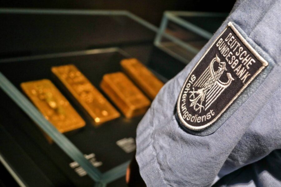 10.04.2018, Frankfurt, DEU, Gold, Schaetze in der Deutschen Bundesbank eine Sonderausstellung im Geldmuseum der Bundesbank. Gezeigt werden einige Goldbarren aus verschiedenen Epochen, sowie Goldmuenzen vom Solidus ueber Dukaten und Goldmuenzen der Gegenwart. Sicherheitsdienst vor den Goldbarren *** 10 04 2018 Frankfurt DEU Gold Schaetze in the German Federal Bank a special exhibition in the Money Museum of the Bundesbank Shown are some gold bars from different eras as well as gold coins from the Solidus over ducats and gold coins of the present security service in front of the gold bars