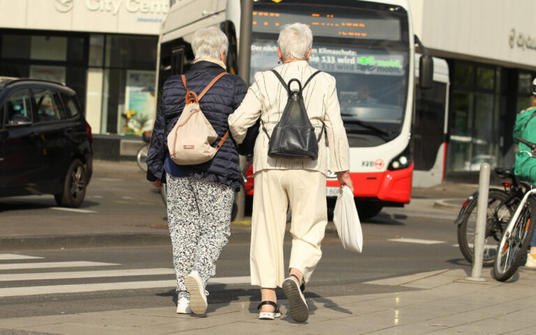 RECORD DATE NOT STATED Zwei alte Damen gehen Arm in Arm über einen Bürgersteig. Die Versorgungskosten des Bundes steigen künftig enorm. Köln Nordrhein-Westfalen