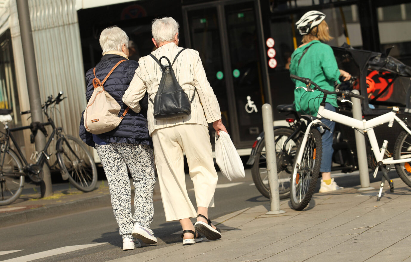 RECORD DATE NOT STATED Zwei alte Damen gehen Arm in Arm über einen Bürgersteig. Köln Nordrhein-Westfalen. Es ist ein Symbolbild für Rentenpolitik.
