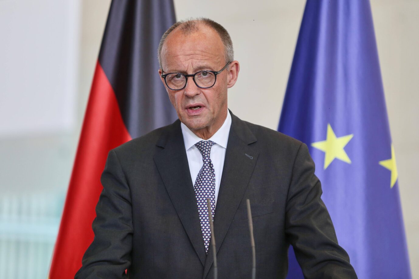 Friedrich Merz spricht bei einer Pressekonferenz in Berlin, im Hintergrund die deutsche und die EU-Flagge. Bundeskanzler Friedrich Merz bei einer Pressekonferenz in Berlin: Er verteidigte den teilweisen Stopp von Waffenlieferungen an Israel. Foto: IMAGO / dts Nachrichtenagentur