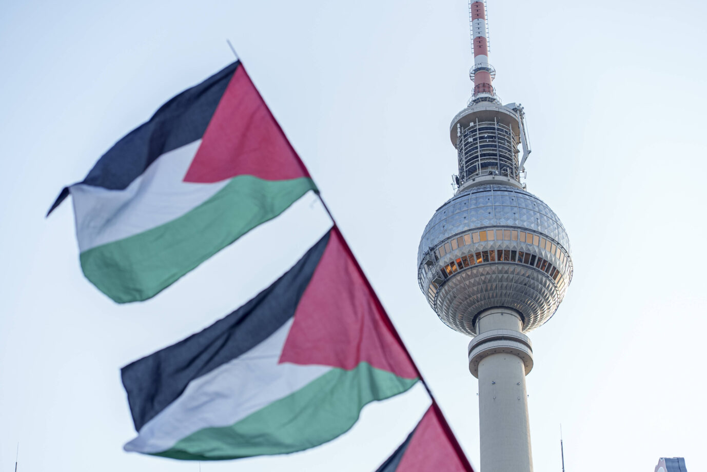 Zwei wehende palästinensische Flaggen vor dem Berliner Fernsehturm bei klarem Himmel. Palästinensische Flaggen vor dem Berliner Fernsehturm: Die Mehrheit der Deutschen befürwortet die Anerkennung Palästinas als eigenen Staat. Foto: IMAGO / Anadolu Agency