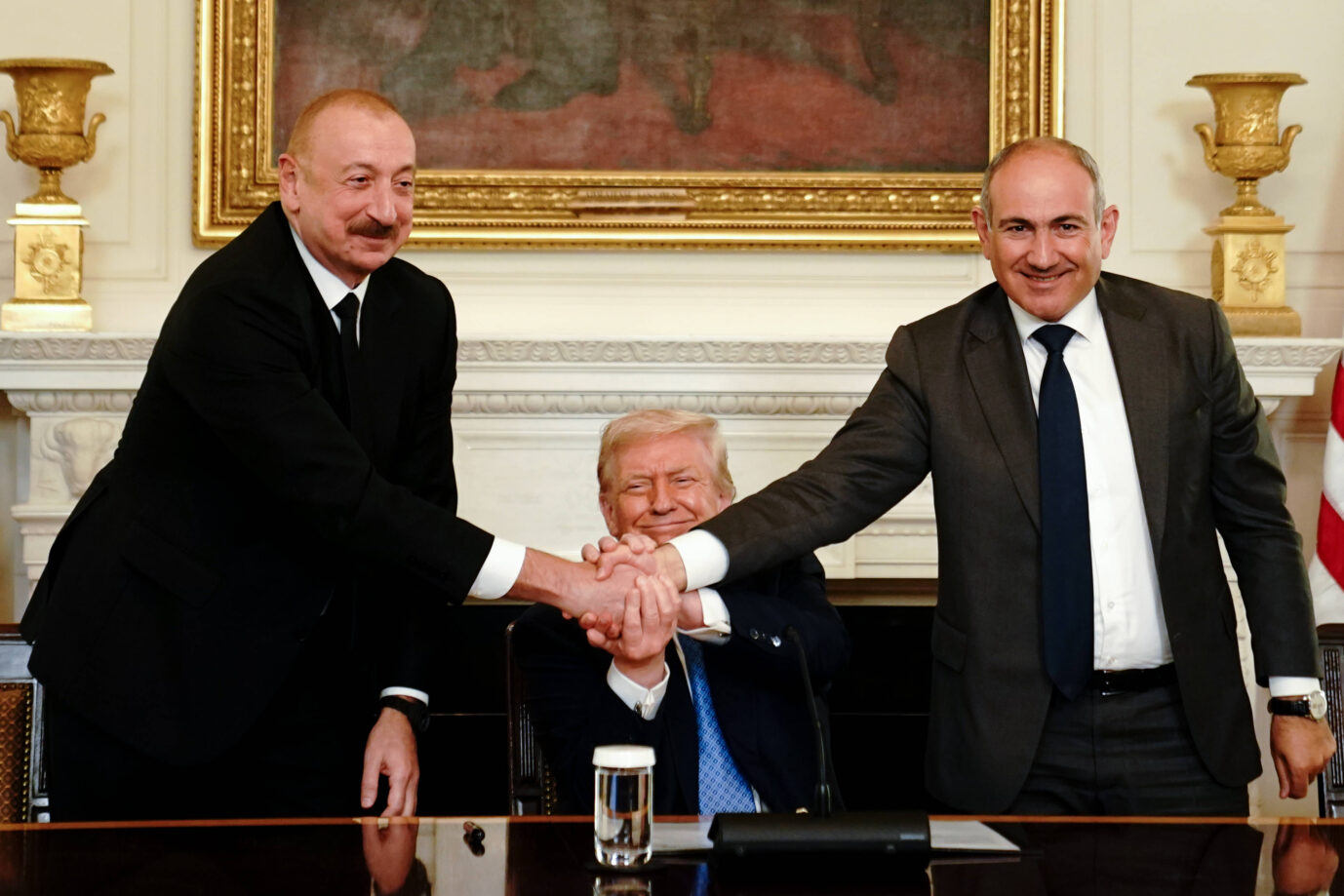 Aserbaidschans Präsident Ilham Alijev mit Armeniens Premierminister Nikol Paschinjan, dazwischen US-Präsident Donald Trump