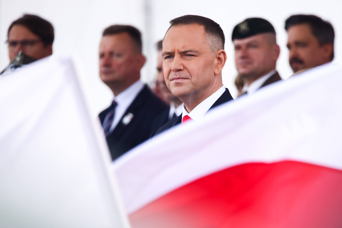 Polens frisch vereidigter Präsident Karol Nawrocki nimmt eine Militärparade ab. Foto: IMAGO / ZUMA Press Wire