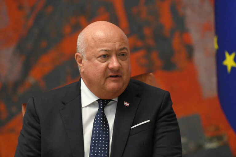 Würde die Grenzen heute nicht mehr öffnen: Österreichs Bundeskanzler Christian Stocker (ÖVP). Foto: IMAGO / Anadolu Agency