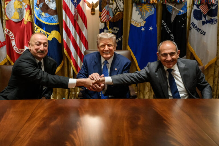 US-Präsident Trump und seine Amtskollegen aus Aserbaidschan und Armenien, Alijew und Paschinjan (rechts). Foto: IMAGO / ZUMA Press Wire