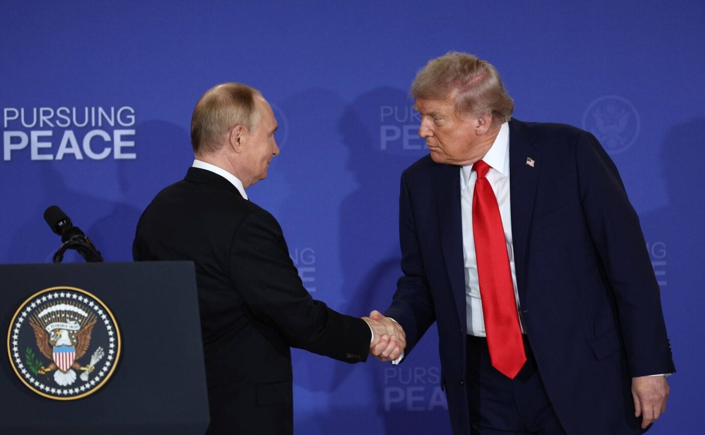 Gaben sich bei ihrem Treffen betont harmonisch: US-Präsident Donald Trump (r.) und sein russischer Amtskollege Wladimir Putin. Foto: IMAGO / Anadolu Agency
