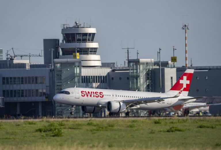 Während eines Fluges mit der Schweizer Fluggesellschaft Swiss verging sich der Inder an seiner Sitznachbarin. Symbolbild: IMAGO / Jochen Tack