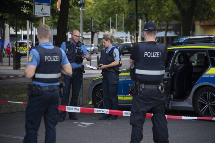 Nach den Einsatz trauern Polizisten in Völklingen um ihren Kollegen. Foto: MAGO / BeckerBredel