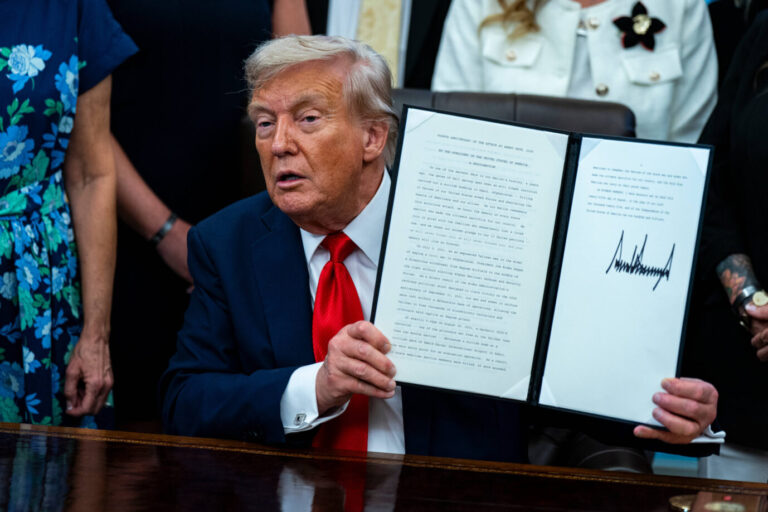 Das Bild zeigt den Präsidenten der USA, Donald Trump, im Weißen Haus.