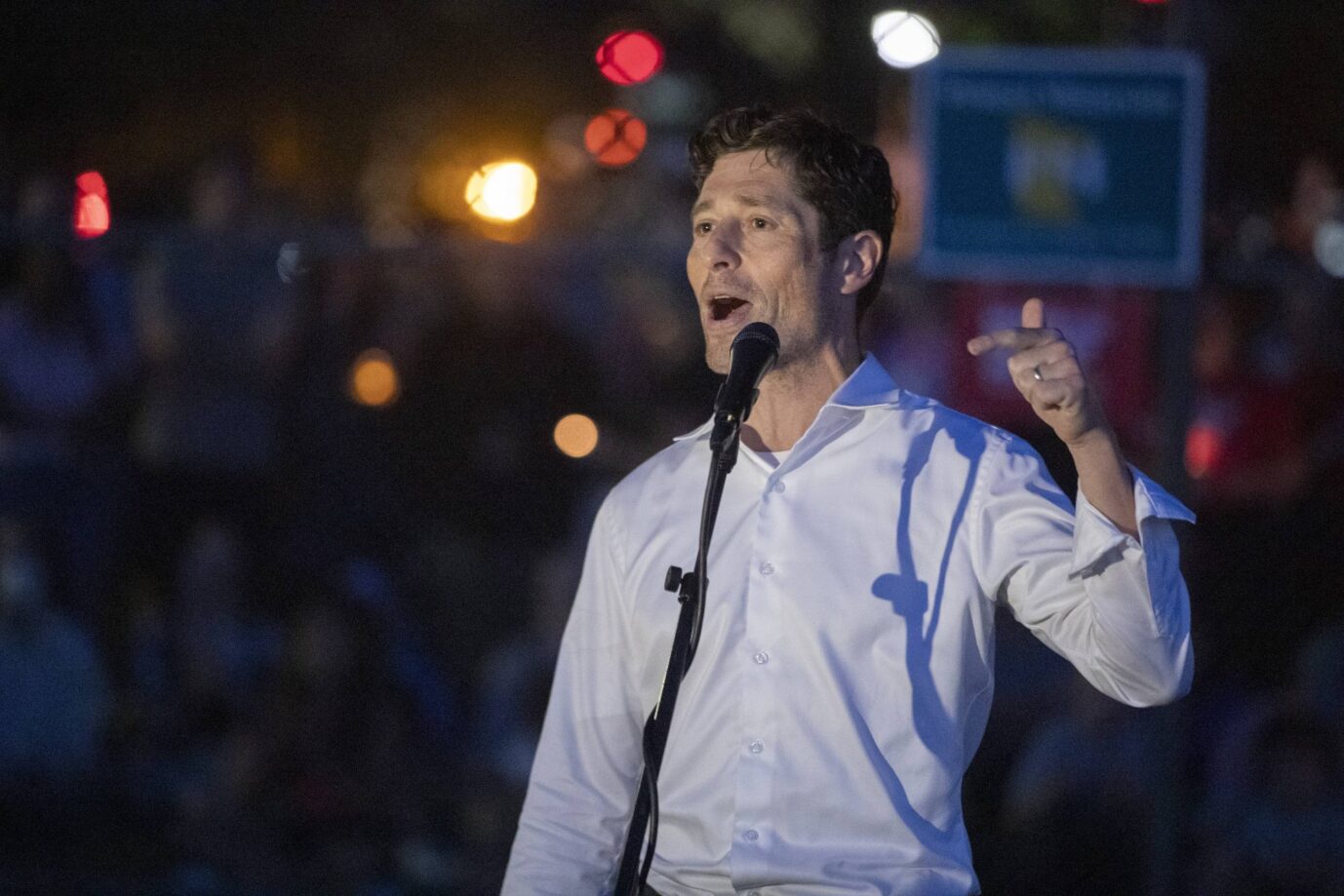 Jacob Frey bei einer Rede. Minneapolis’ Bürgermeister stellt sich hinter Transpersonen und Trans-Community.