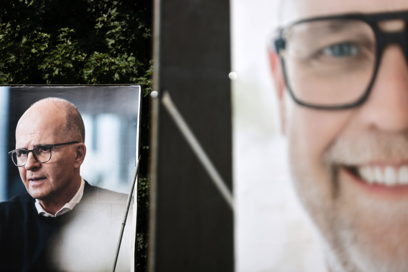 Wahlplakate der Kölner OB-Kandidaten Markus Greitemann (CDU) und Volker Görzel (FDP) stehen nebeneinander an der Aachener Straße in Köln. Im Kommunalwahlkampf 2025 haben mehrere Parteien ein Fairneß-Abkommen unterzeichnet, um negative Aussagen über Migration zu vermeiden. Wahlplakate von CDU und FDP in Köln: Beide Parteien haben das Fairneß-Abkommen unterschrieben. Foto: IMAGO / Panama Pictures