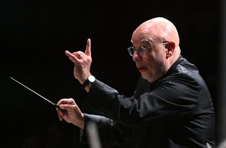 Dirigiert das MDR-Orchester: Spitzenverdiener Dennis-Russel-Davies. Foto: IMAGO / CTK Photo