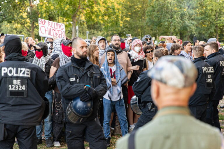 Das Bild zeigt eine Pro-Palästina-Demonstration in Berlin. Dort wurden auch Hamas-Parolen gerufen.