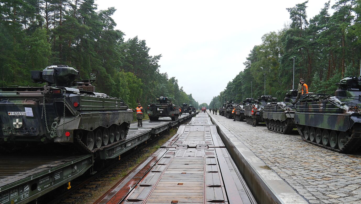 Die Marder-Schützenpanzer des Panzergrenadierbataillons 411 der Bundeswehr in Jägerbrück: Erst mit zweistündiger Verspätung durften sie auf die Bahn verladen werden. (Themenbild)