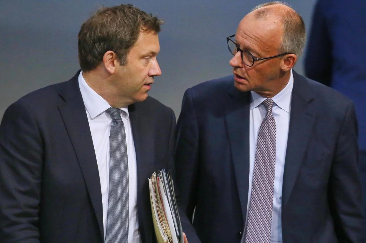 Haben auf dem Papier mehr Geld als jede Bundesregierung jemals zuvor: Finanzminister Lars Klingbeil (SPD, links) und Bundeskanzler Friedrich Merz (CDU).