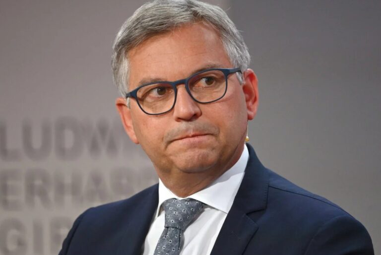 Hinterließ als Finanzminister Österreichs ein Milliarden-Loch im Budget und darf nun die Migrations-Geschickte der EU leiten: Magnuns Brunner (ÖVP).