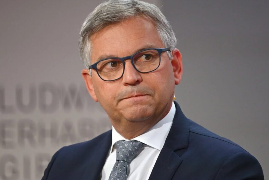 Hinterließ als Finanzminister Österreichs ein Milliarden-Loch im Budget und darf nun die Migrations-Geschickte der EU leiten: Magnuns Brunner (ÖVP).