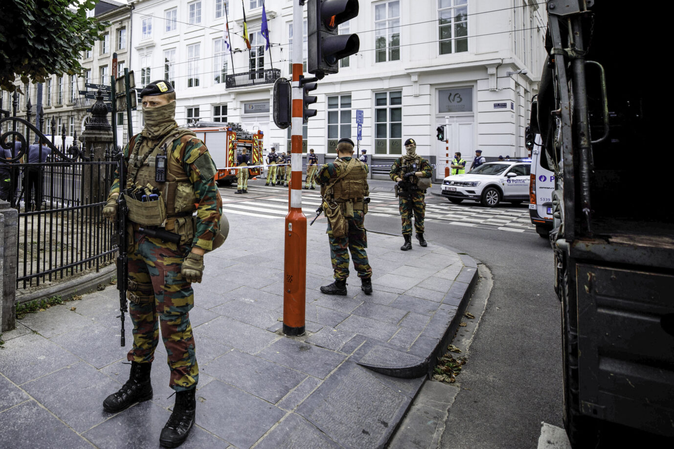 Belgische Soldaten bewachen einen Anschlagsort in Belgiens Hauptstadt Brüssel (Archivbild).