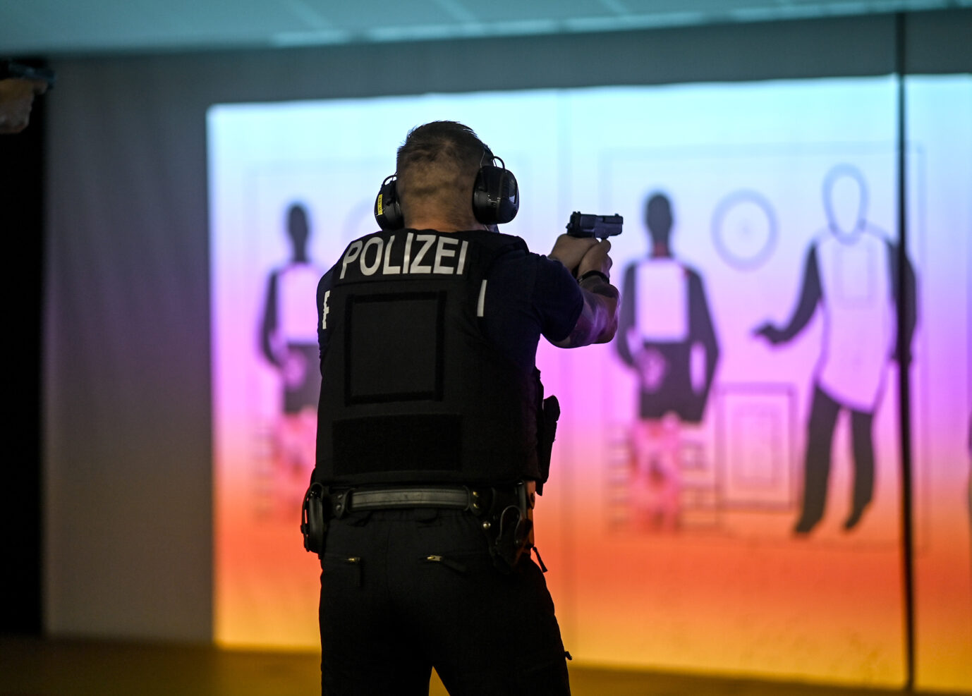Ein Polizeischüler bei der Schießübung in der Schießanlage der Polizeiakademie in Berlin.