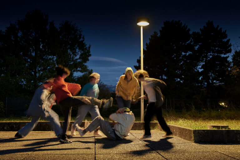 Symbolbild Jugendkriminalität: Mehrere Jugendliche treten im Dunkeln auf einen am Boden liegenden Jugendlichen ein. Die Szene wurde gestellt und am 15. Oktober 2022 aufgenommen. Ein Jugendlicher wird von einer Gruppe getreten (Symbolbild): Die Gewalt an Schulen in Baden-Württemberg nimmt zu. Foto: picture alliance/KEYSTONE | CHRISTOF SCHUERPF