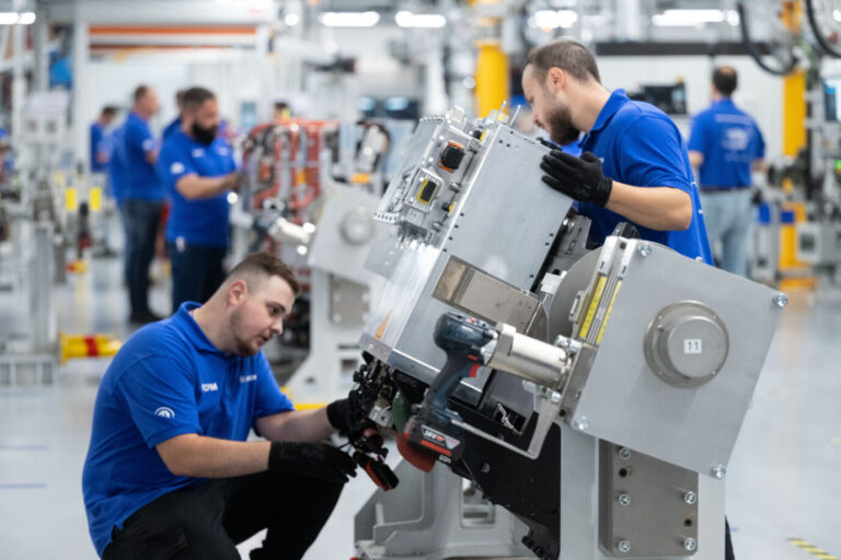 Mitarbeiter der Robert Bosch GmbH montieren in der Fertigung Brennstoffzellen. Foto:picture alliance/dpa | Marijan Murat