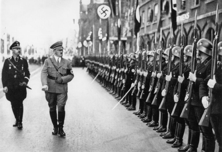 Adolf Hitler (Mitte) beim „Reichsparteitag der Freiheit“ 1935: Den Nationalsozialisten ging es um unter anderem um die Verdrängung der Juden und deren Entrechtung.