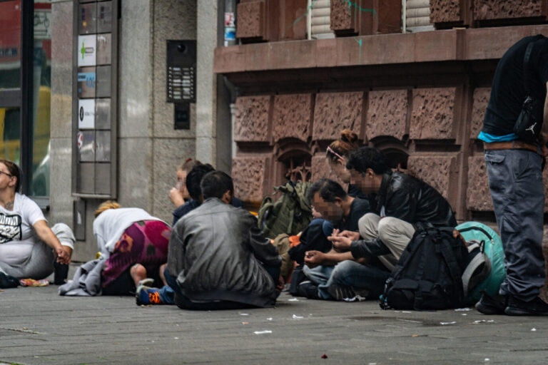Drogenkonsumenten nahe eines Konsumraums in Frankfurt am Main: Hier sollen nun regengeschützte Sitzpilze entstehen. (Themenbild)