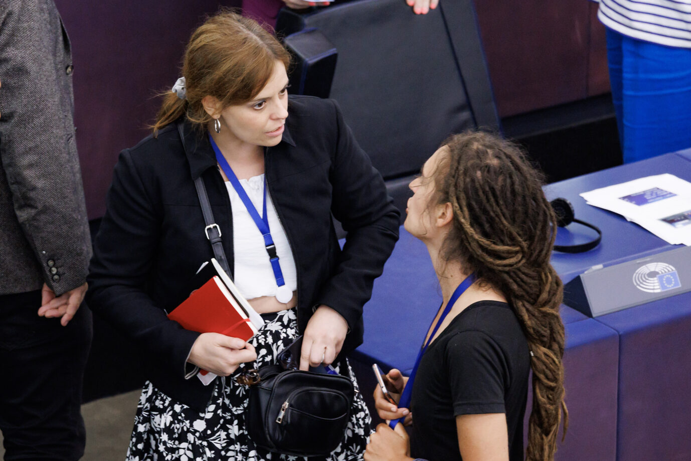 Ilaria Salis und Carola Rackete im Gespräch während einer Plenarsitzung des Europäischen Parlaments in Straßburg am 17. Juli 2024. Ilaria Salis (Italien, links) mit Carola Rackete (Deutschland) in Straßburg: Das Parlament hält an der Immunität der Linksextremistin fest. Foto: picture alliance / ZUMAPRESS.com | Roberto Monaldo