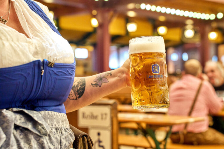 Ein Frauenkörper im Dirndl ist zu sehen, der einen Bierhumpen trägt – wäre es ein Werbeplakat, würden es die Klevener Grünen verbieten wollen