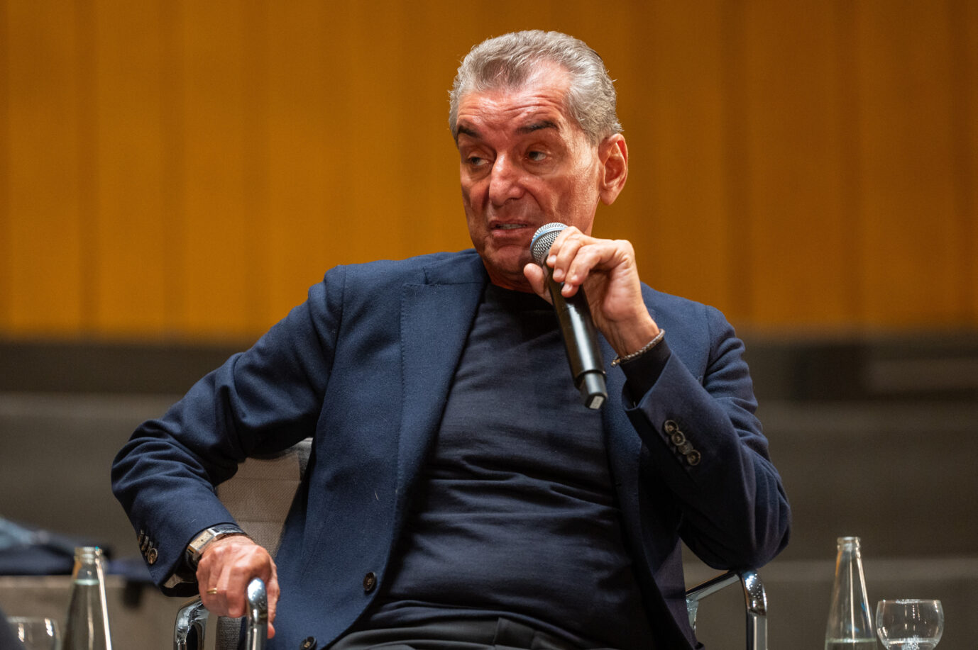 Michel Friedman, Publizist, spricht bei einer Podiumsdiskussion zum Antisemitismus in einem Saal an der Freien Universität Berlin. Die Polizei weiß nichts von rechten Protesten.