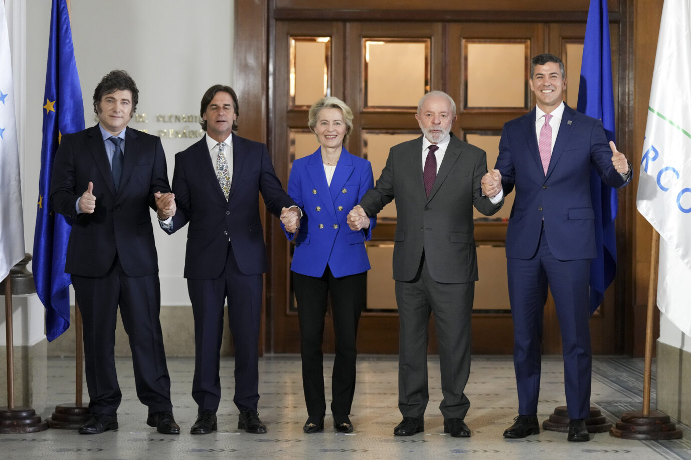 Mercosur-Gipfel im Dezember 2024, von links nach rechts: Argentinas Staatschef Javier Milei, Uruguays Präsident Luis Lacalle Pou, EU-Kommissionschefin Ursula von der Leyen, Brasiliens Präsident Lula da Silva und Paraguays Staatsoberhaupt Santiago Pena. (Themenbild)