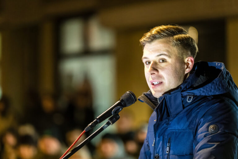Jean Pascal Hohm (AfD) spricht auf dem Cottbuser Oberkirchplatz. Die AfD hatte zu einer Demonstration unter dem Motto «Es reicht - Abschieben und Grenzen dicht» in Cottbus aufgerufen. Der Brandenburger Landtagsabgeordnete Jean Pascal Hohm: „Ich kandidiere für den Vorsitz der neuen AfD-Jugendorganisation.“ Foto: picture alliance/dpa | Frank Hammerschmidt