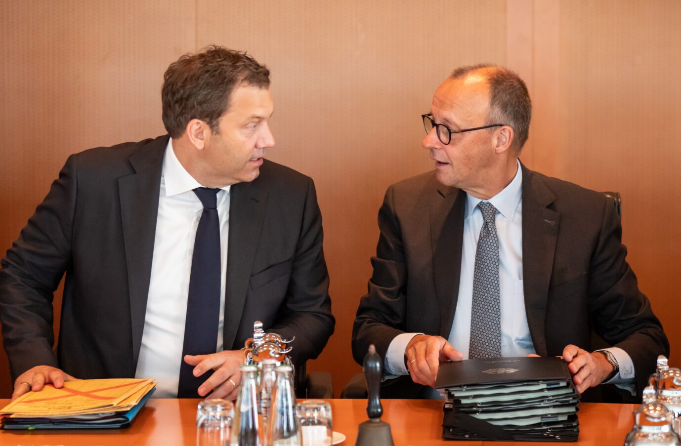 Bundesfinanzminister Lars Klingbeil (SPD) und Bundeskanzler Friedrich Merz (CDU): Setzten noch vor der Koalitionsbildung das schuldenfinanzierte „Sondervermögen“ durch. (Themenbild)