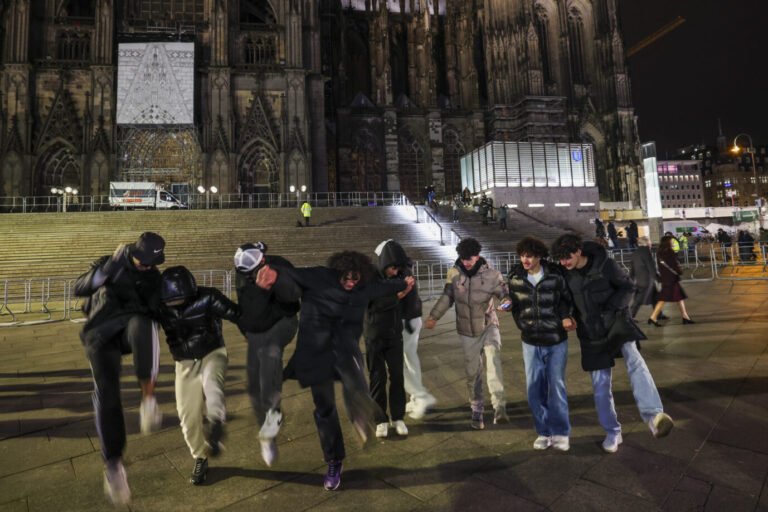 Eine Gruppe junger Syrer tanzt vor dem Kölner Dom einen landestypischen Tanz. Syrer tanzen vor dem Kölner Dom (Symbolbild): Sexualdelikte gehören zu den Straftaten, bei denen Deutsche besonders häufig Opfer von Asylmigranten wurden. Foto: picture alliance/dpa | Christoph Reichwein
