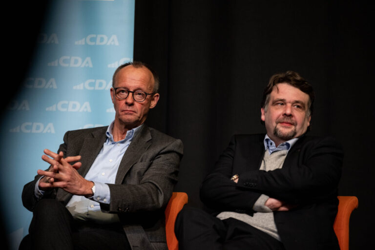 Friedrich Merz (l) sitzt neben Dennis Radtke, Landesvorsitzender der CDA Nordrhein-Westfalen. Foto: picture alliance/dpa | Fabian Strauch