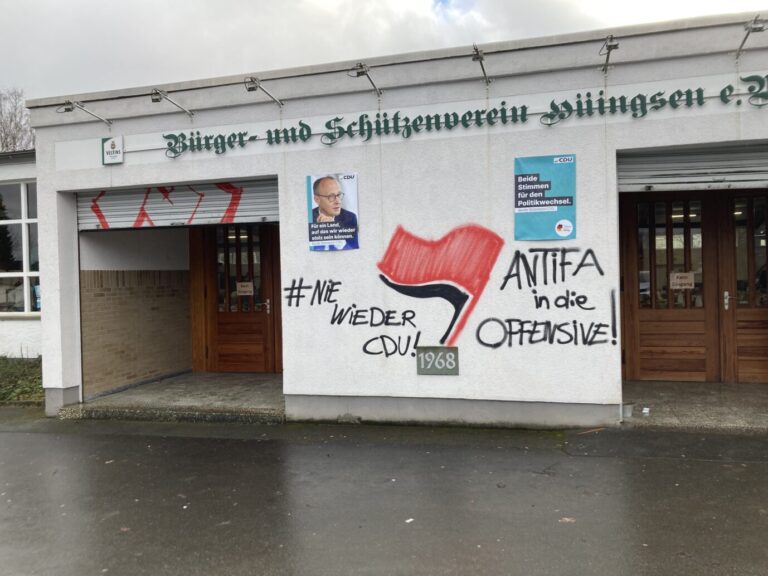 „Nie wieder CDU“ und „Antifa in die Offensive“ ist mit schwarzer Farbe an eine Hauswand geschrieben. Die Schützenhalle im sauerländischen Menden wurde vor einem Besuch von Kanzlerkandidat Merz mit Schmähungen besprüht. Verdächtig wird die Chefin der Juso aus Nordrhein-Westfalen.