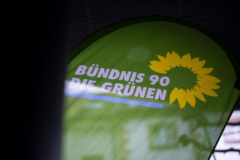 07.02.2025 - Eine Fahne der Partei Bündnis 90 / Die Grünen beim Besuch von Bundesaußenministerin Annalena Baerbock (Bündnis 90/Die Grünen) bei der Politischen Mittagspause in Paderborn. Foto: Noah Wedel