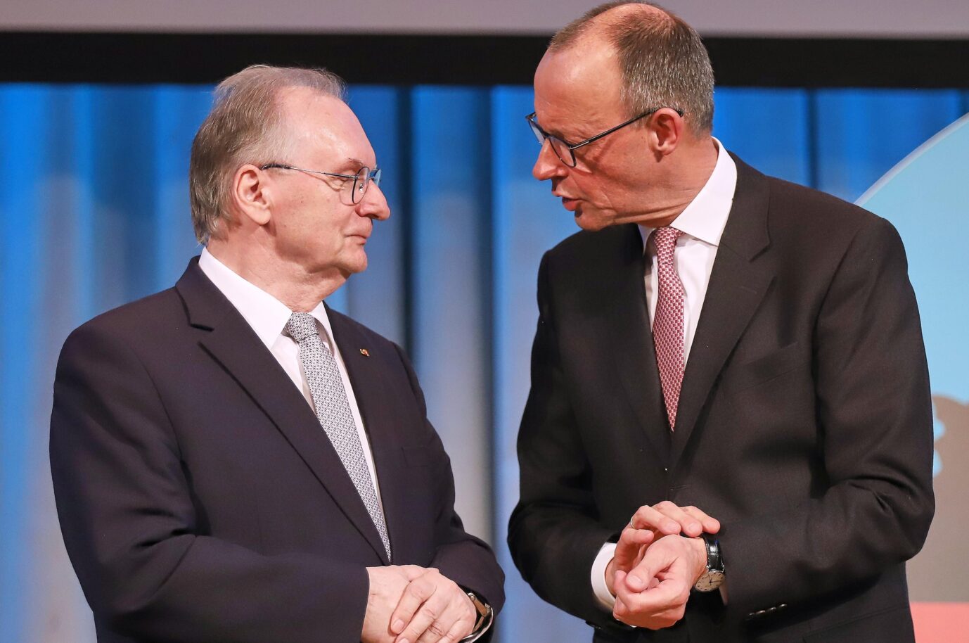 Sachsen-Anhalts Ministerpräsident Reiner Haseloff (links) will Bundeskanzler Friedrich Merz zur Umkehr in der Klimapolitik bewegen.