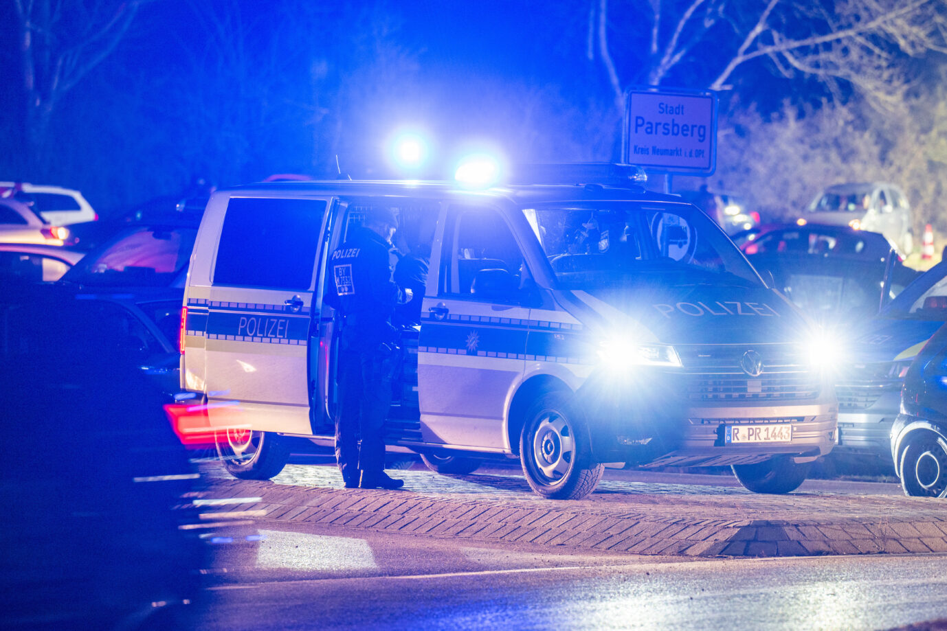 Einsatzkräfte der Polizei in Oberpfalz (Symbolbild): Die Polizei sucht weiterhin nach den beiden mutmaßlichen Angreifern des Bundeswehrsoldaten. (Themenbild/Symbolbild)