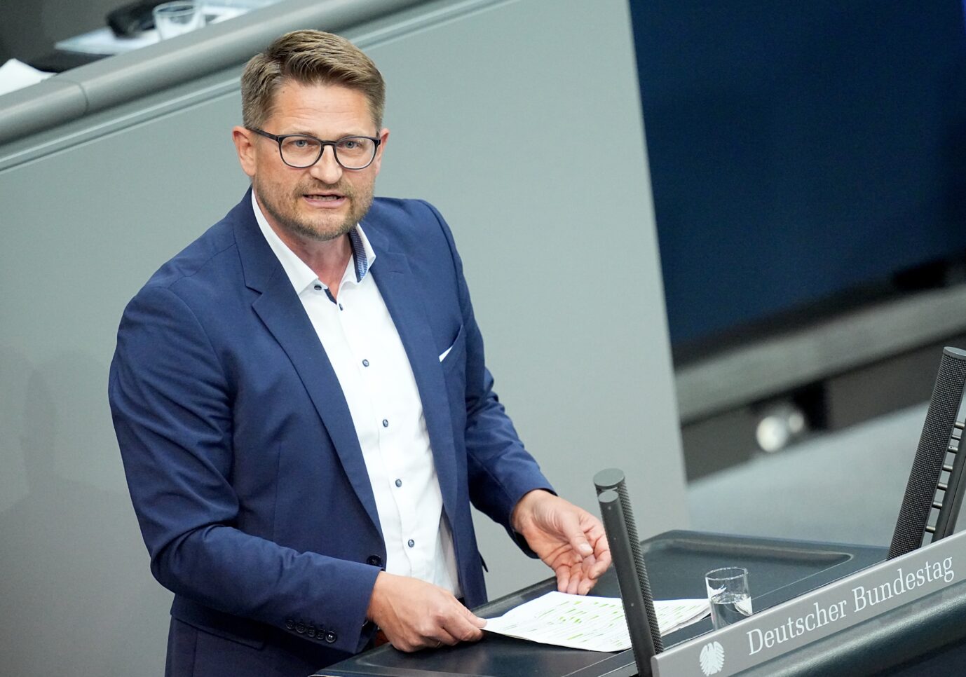 Rene Springer (AfD), spricht im Plenarsaal im Bundestag zu den Abgeordneten. Lritik an Kindergeldzahlungen ins AUsland.